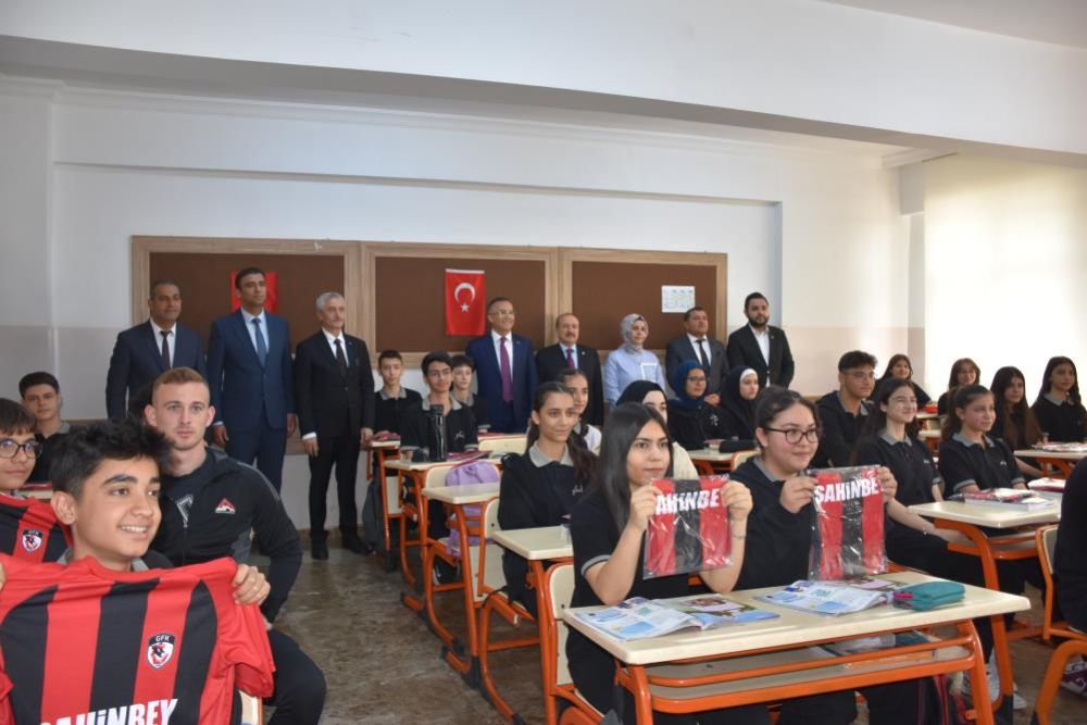 ahinbey'den öğrencilere 160 bin forma1-i681c9d6a34e47.jpg